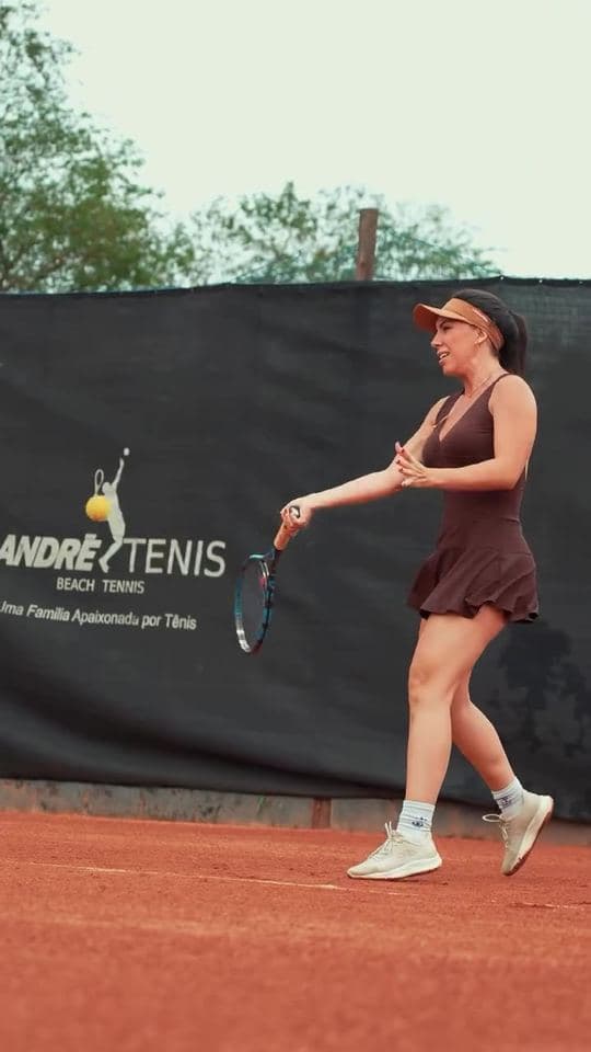 Filme da Linha Fina Sport: atleta de vestido em quadra de saibro
