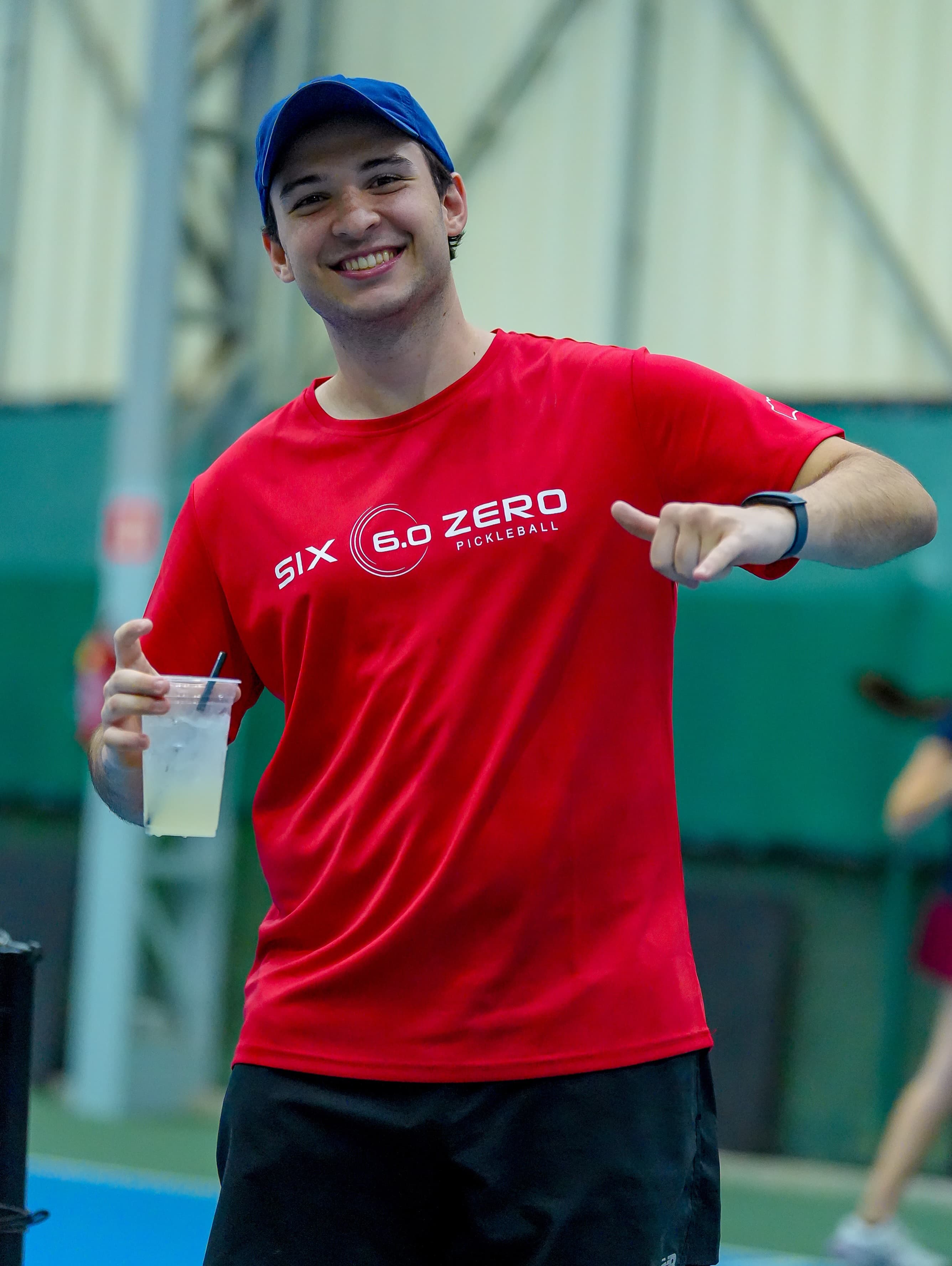 Atleta sorrindo depois do jogo, de camiseta vermelha
