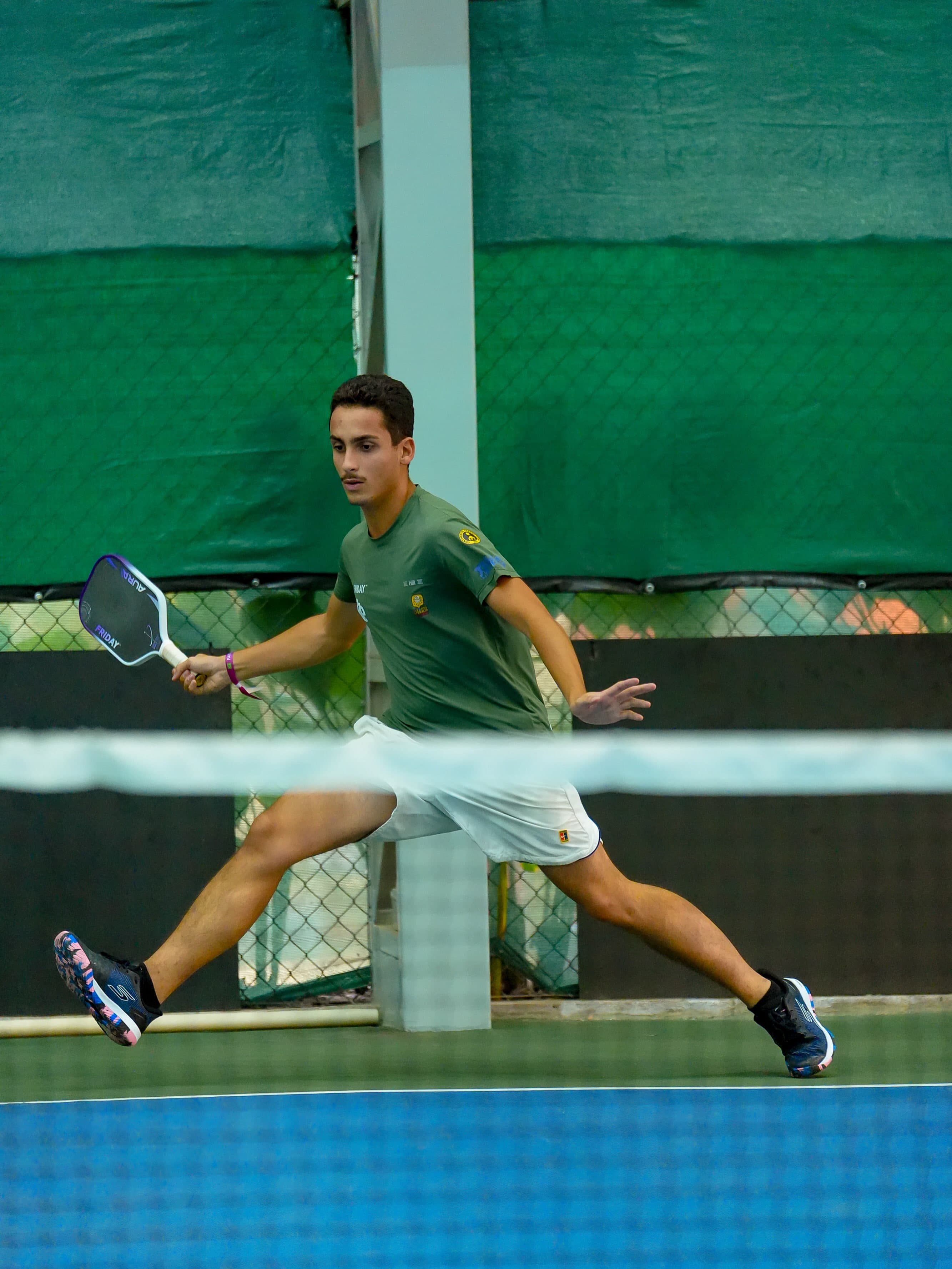 Atleta e marca em quadra, foto 1