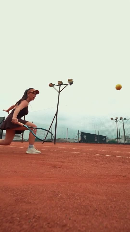 Filme da Linha Fina Sport: devolução no saibro, ao fundo os refletores